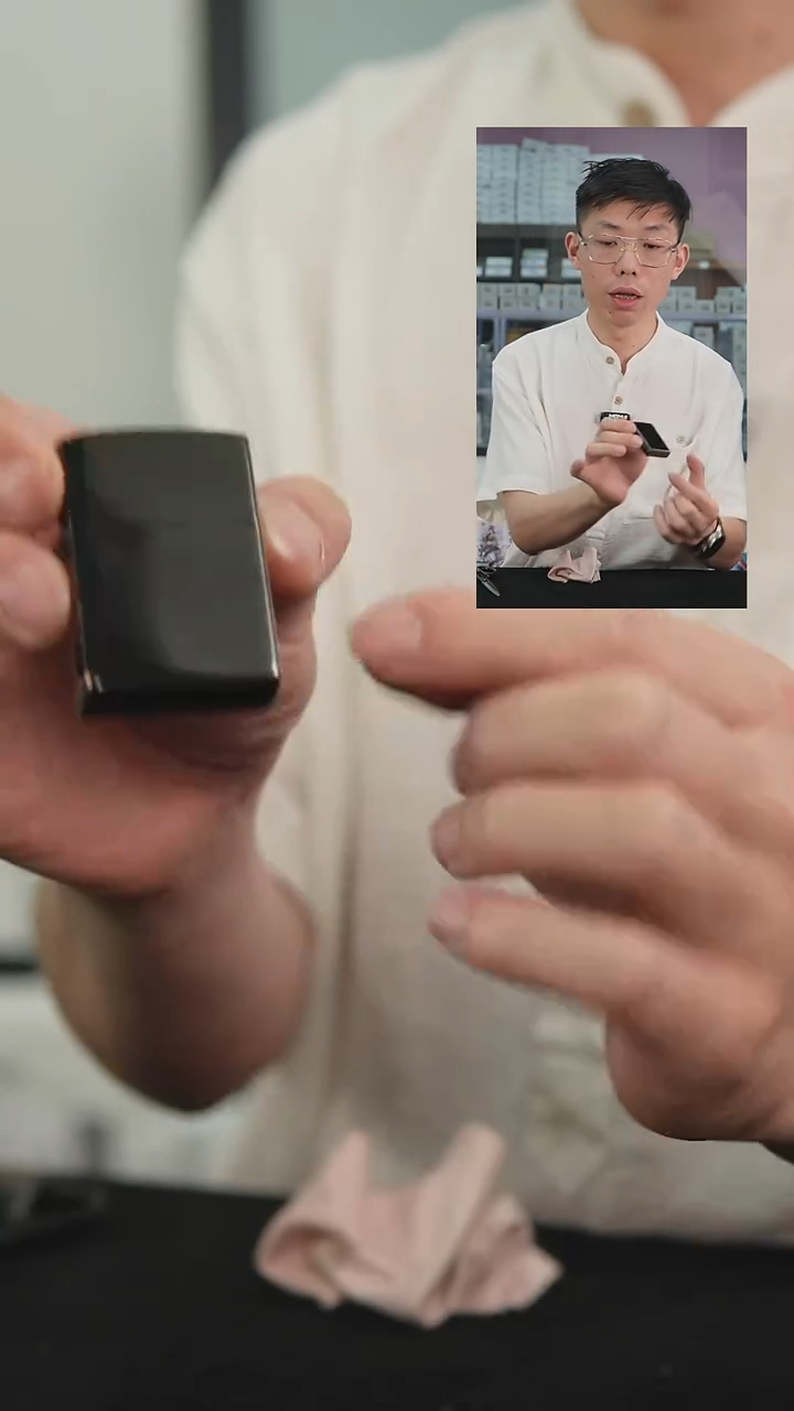 zippo的黑冰光板的打火机