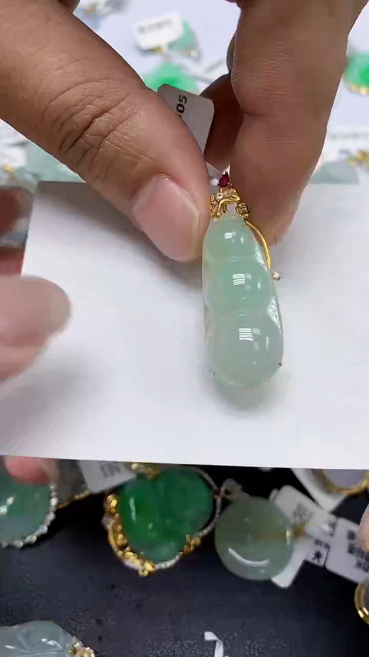 翡翠18K金镶嵌颈饰天然缅甸翡翠A货