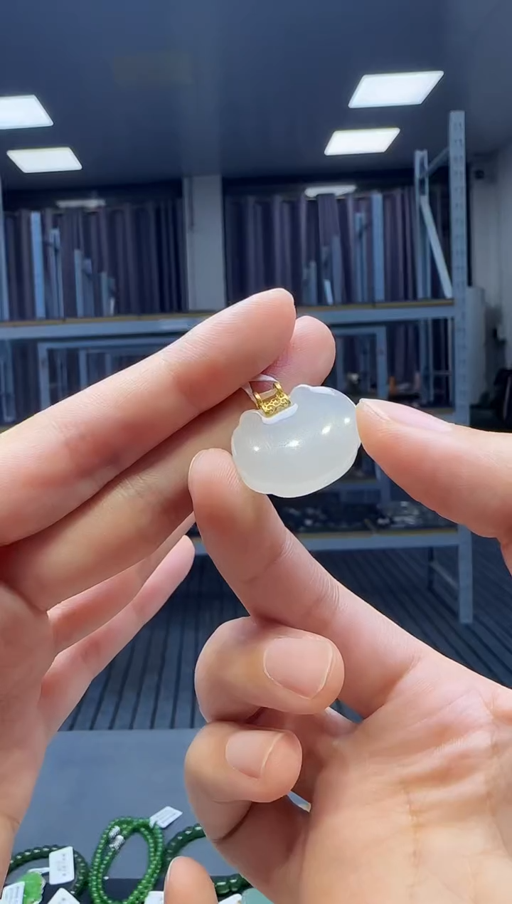 和田玉18K金镶嵌挂件1