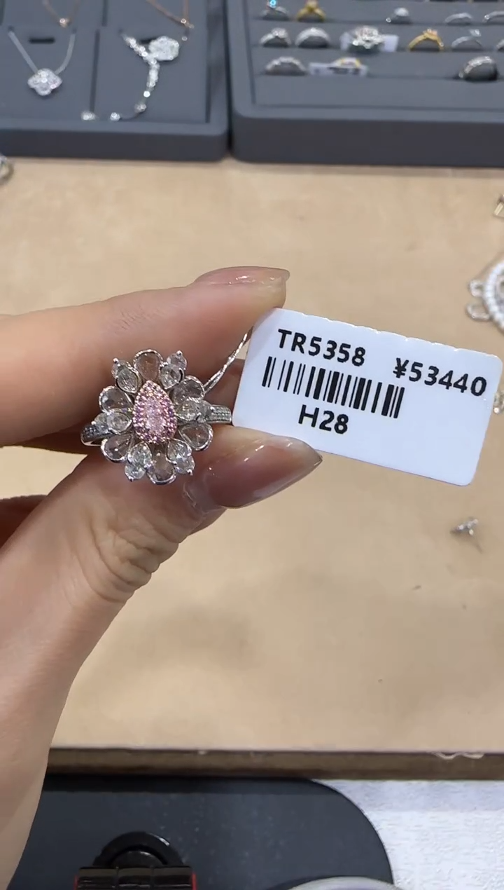 【闪购商品】钻石/18K金镶嵌粉戒指设计款