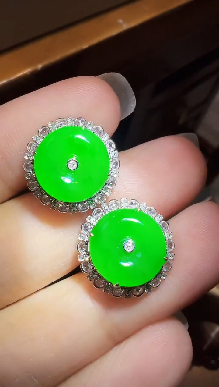 18K金镶嵌翡翠耳饰平安扣