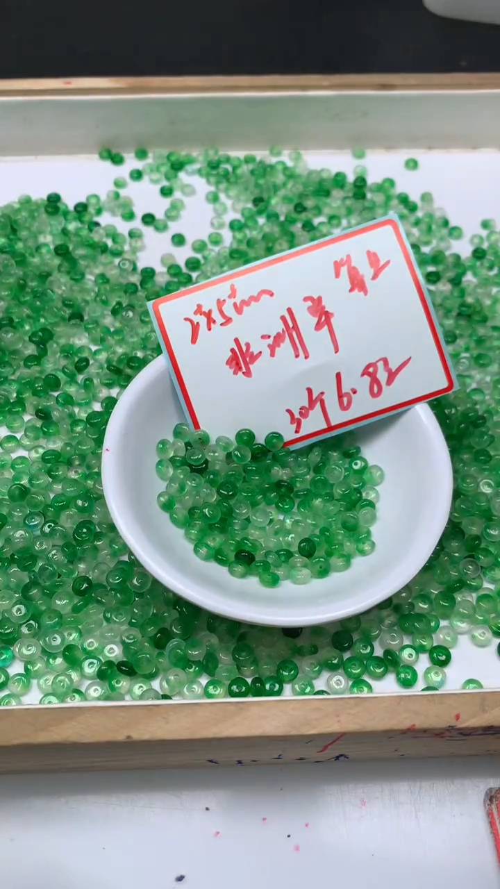 未镶嵌散珠石英质玉（非洲翠）M537 非 洲 翠 算盘2*5mm30个6.8元