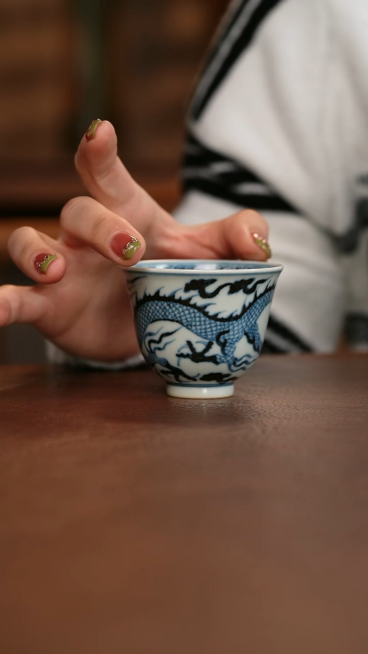 【闪购商品】哑光釉面祥云龙纹铃铛杯