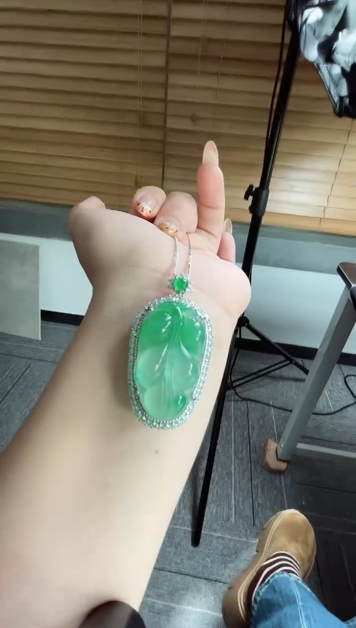 吊坠(赠链)合金石英质玉（非洲翠）4.183叶子