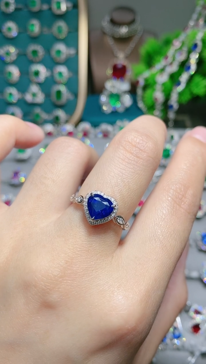 18K金戒指蓝宝石18K金镶嵌.