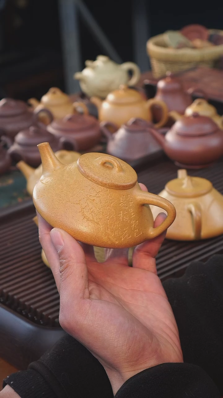 【闪购商品】紫砂茶壶老宕口黄金段刘一飞刻绘：梅花