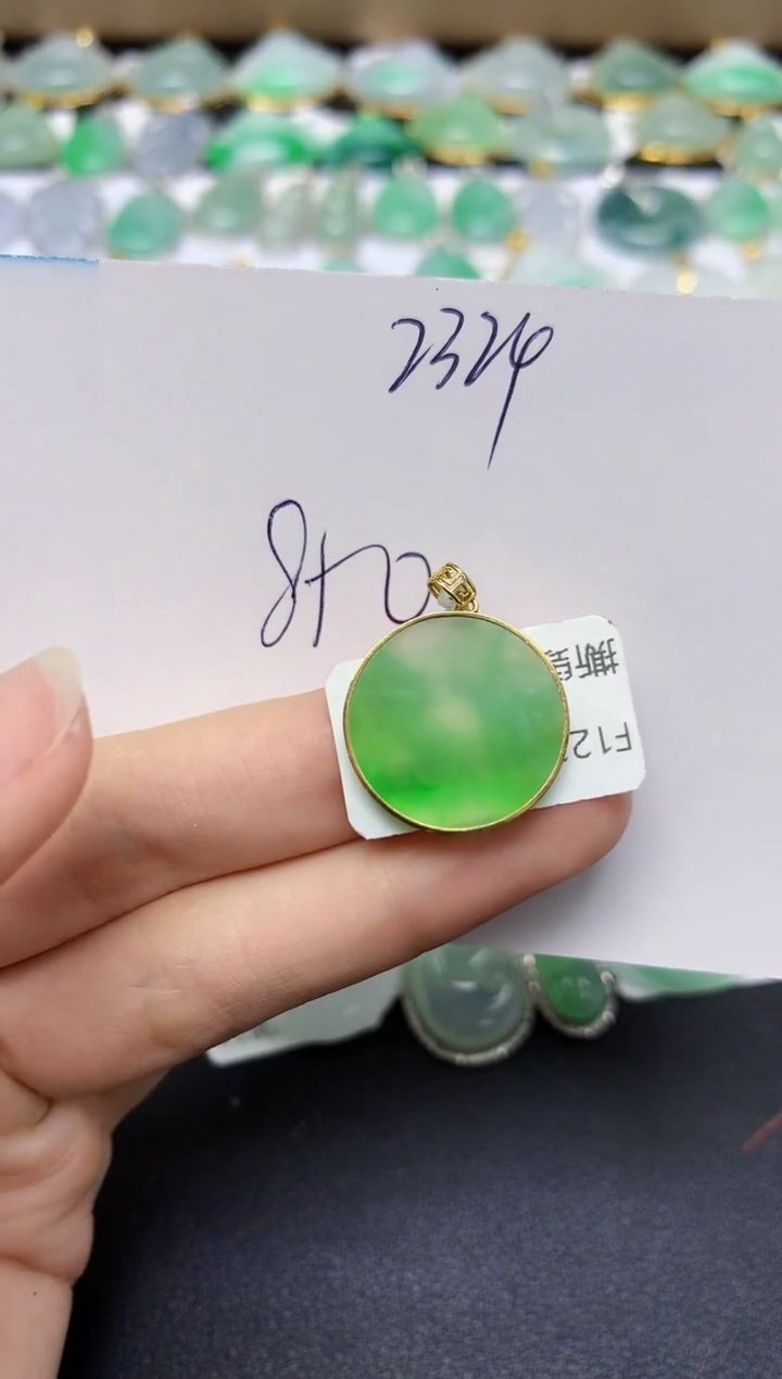 翡翠18K金镶嵌颈饰天然翡翠A货