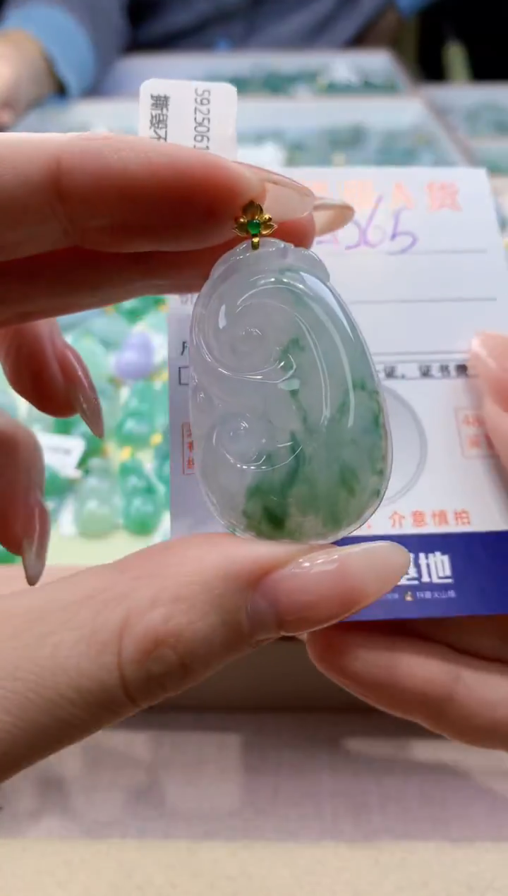 颈饰18K金镶嵌翡翠天然翡翠挂件 