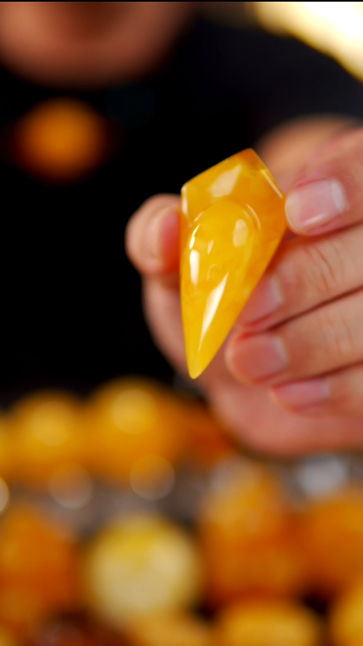 裸石琥珀未镶嵌焦皮料盾牌吊坠12.8