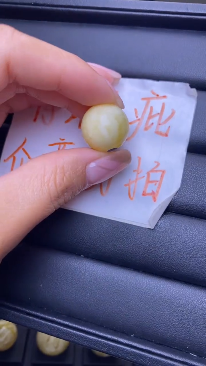 未镶嵌琥珀裸石葵. 69