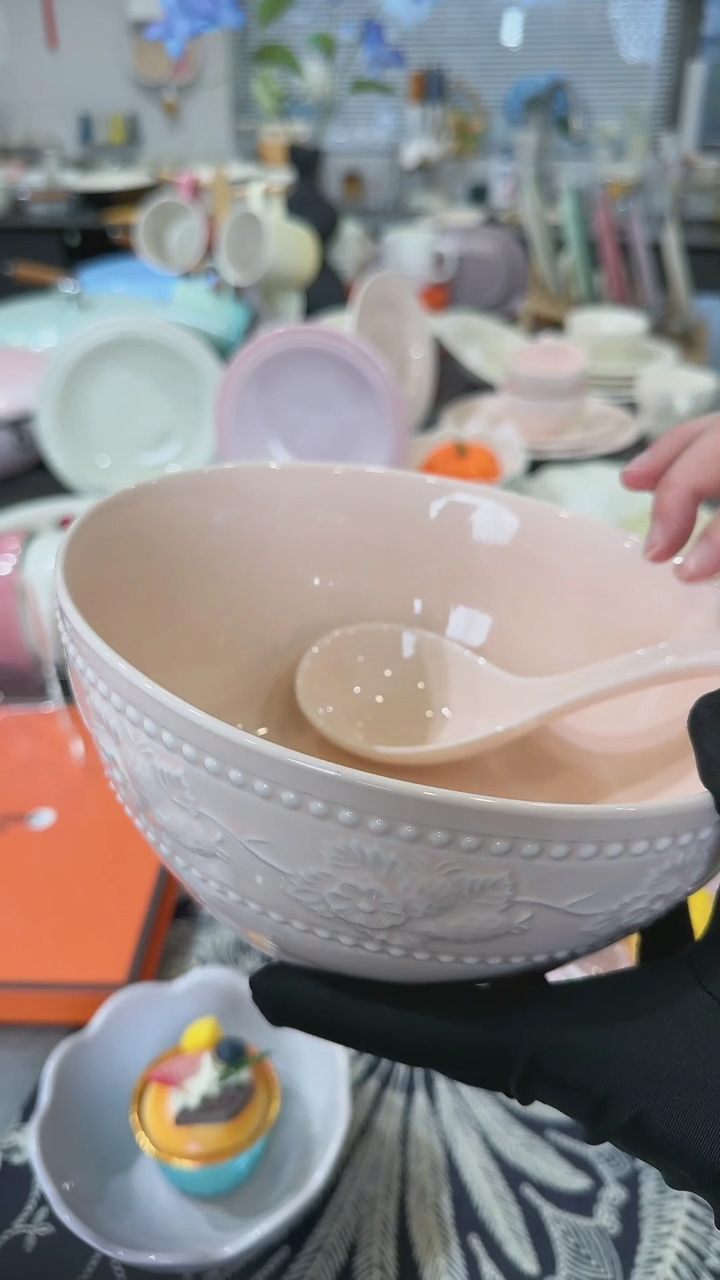 【闪购商品】瓷浮雕草莓陶瓷大汤碗8英寸-樱花粉