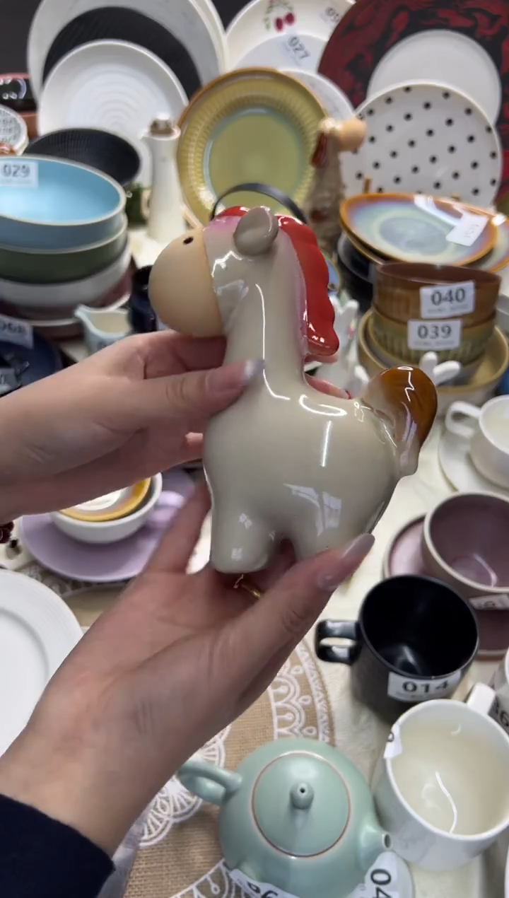 新骨瓷072瑕疵 小号 小马 摆件