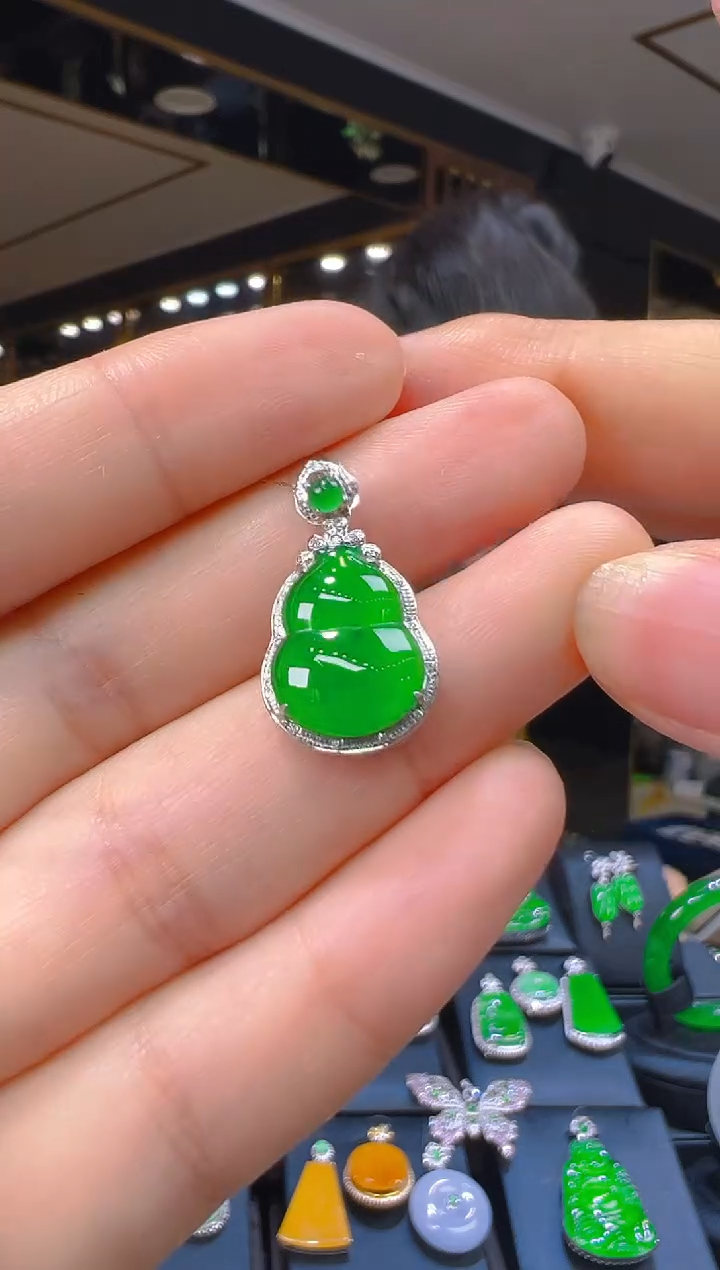 翡翠18K金镶嵌吊坠(赠链)037（多样性发其一）