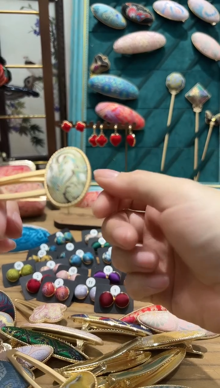 【闪购商品】【一物一拍专车】牛首龙纹小椭圆发夹