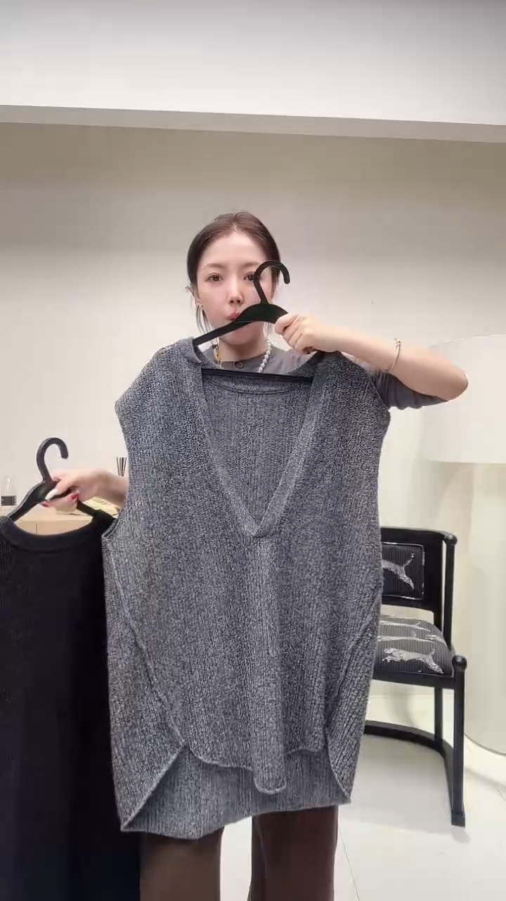 花灰色大V领羊毛马甲