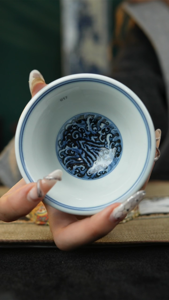 【闪购商品】青花江崖海水纹压手杯