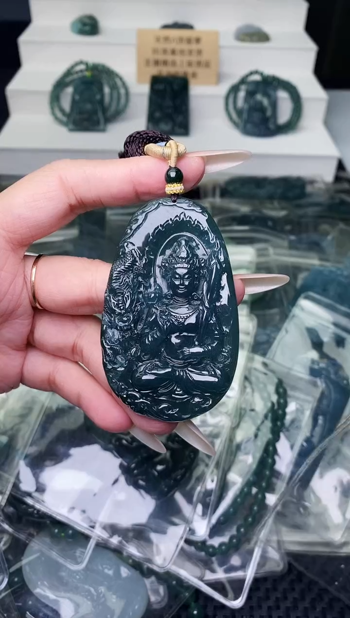 颈饰未镶嵌翡翠 
