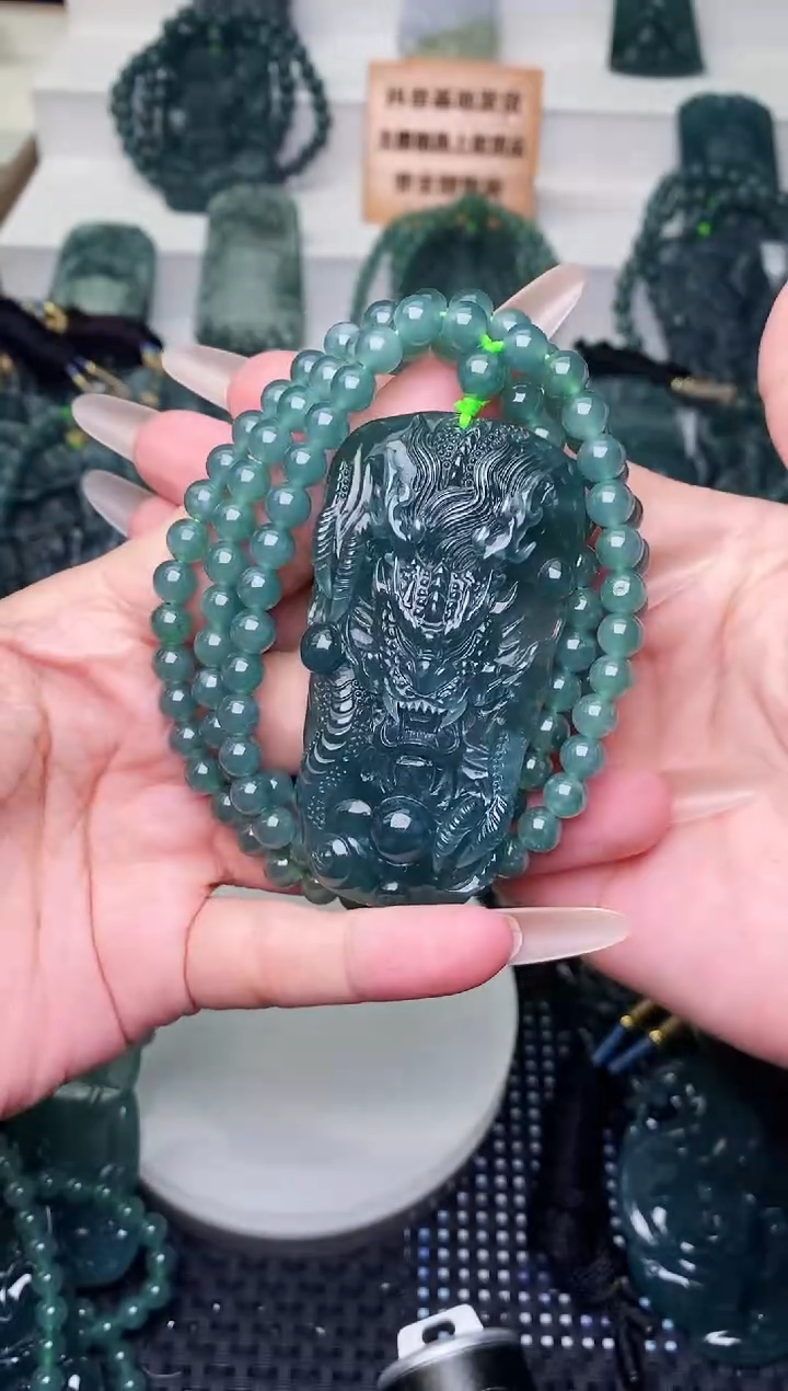 颈饰未镶嵌翡翠 