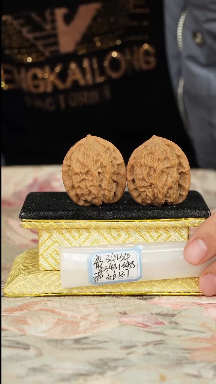 【闪购商品】文玩核桃把件梨木台