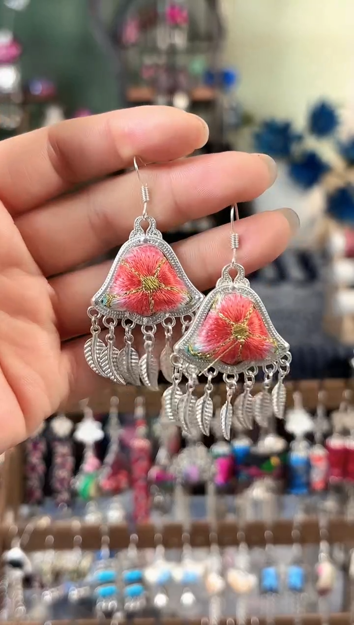 彩云南阁非遗老绣饰品809