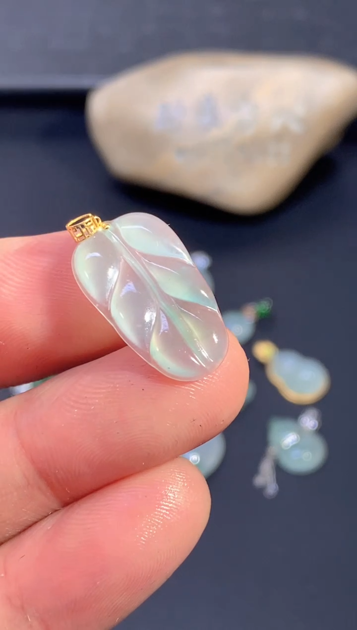 颈饰18K金镶嵌翡翠        