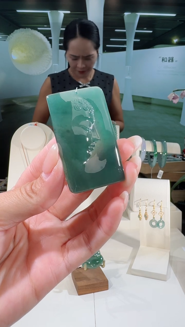 翡翠未镶嵌吊坠(不含链)佛观天下