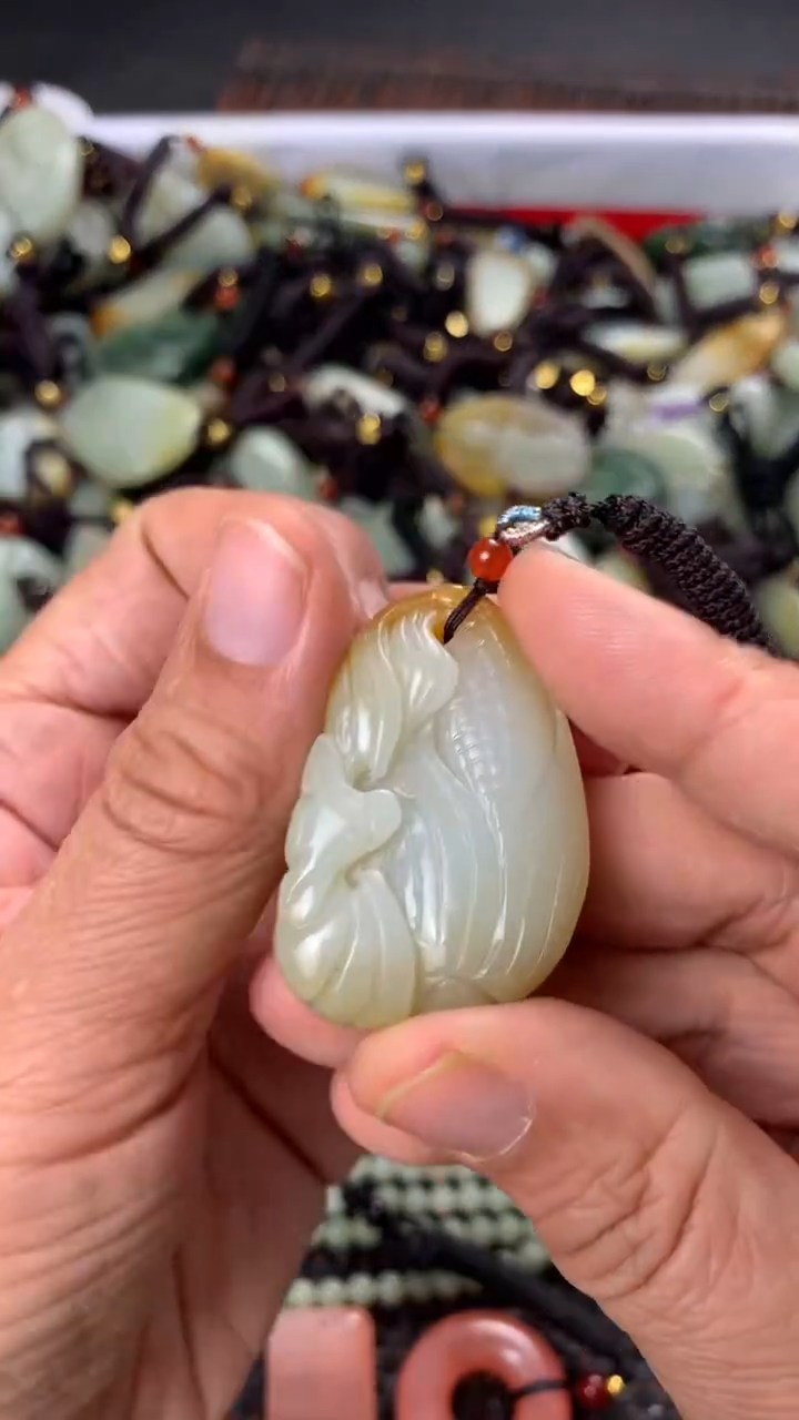 【闪购商品】和田玉颈饰未镶嵌多样性发货没有证书拍一发一有瑕
