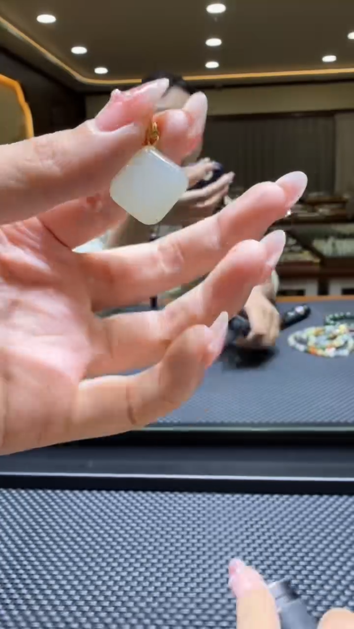 颈饰未镶嵌和田玉挂件