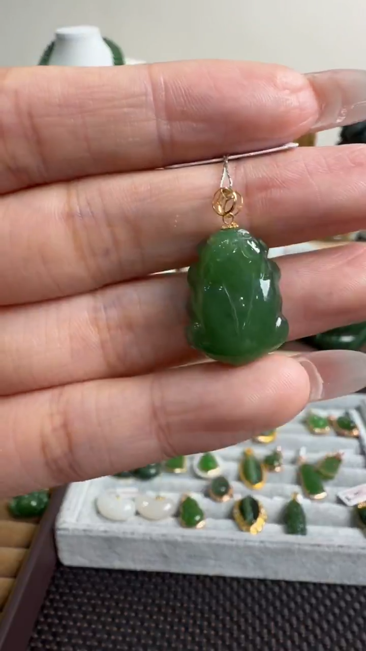 颈饰18K金镶嵌和田玉挂件
