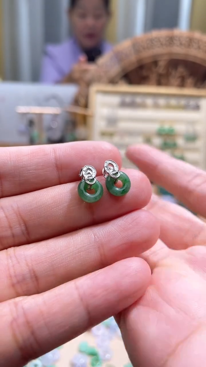 【闪购商品】翡翠颈饰未镶嵌甜甜圈一对