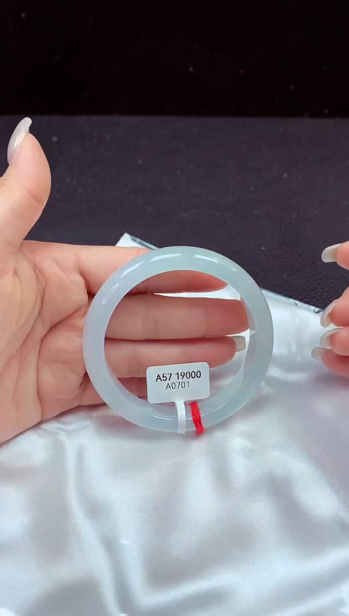 【闪购商品】翡翠手镯未镶嵌镯子57+