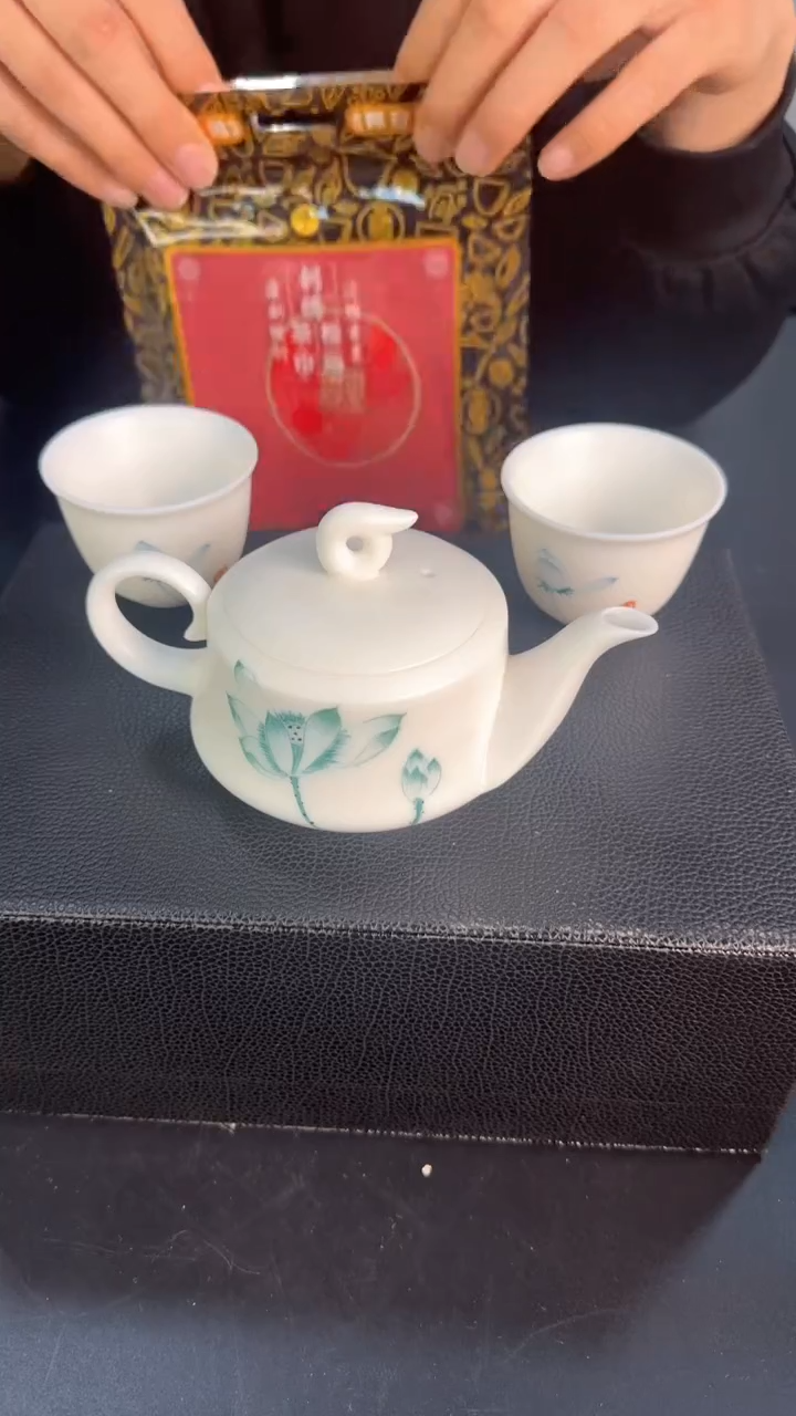 【闪购商品】羊脂玉手绘荷花壶搭配两杯一茶巾