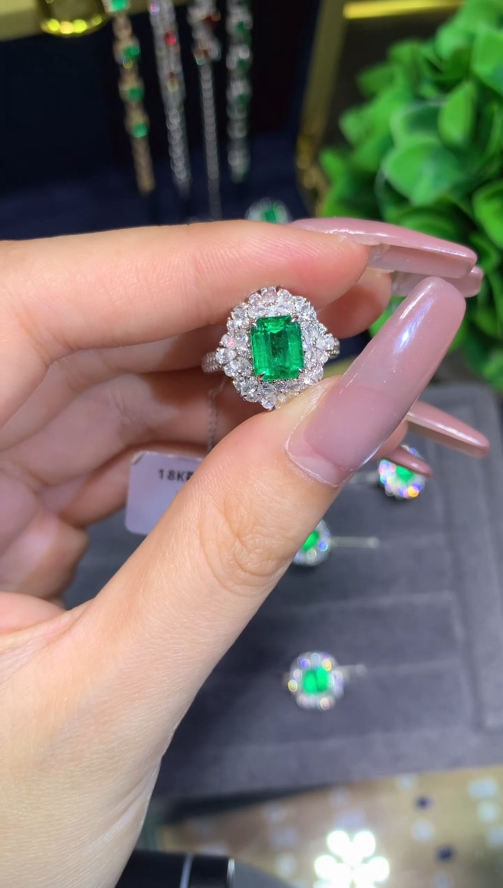 18K金镶嵌戒指祖母绿1.43CT