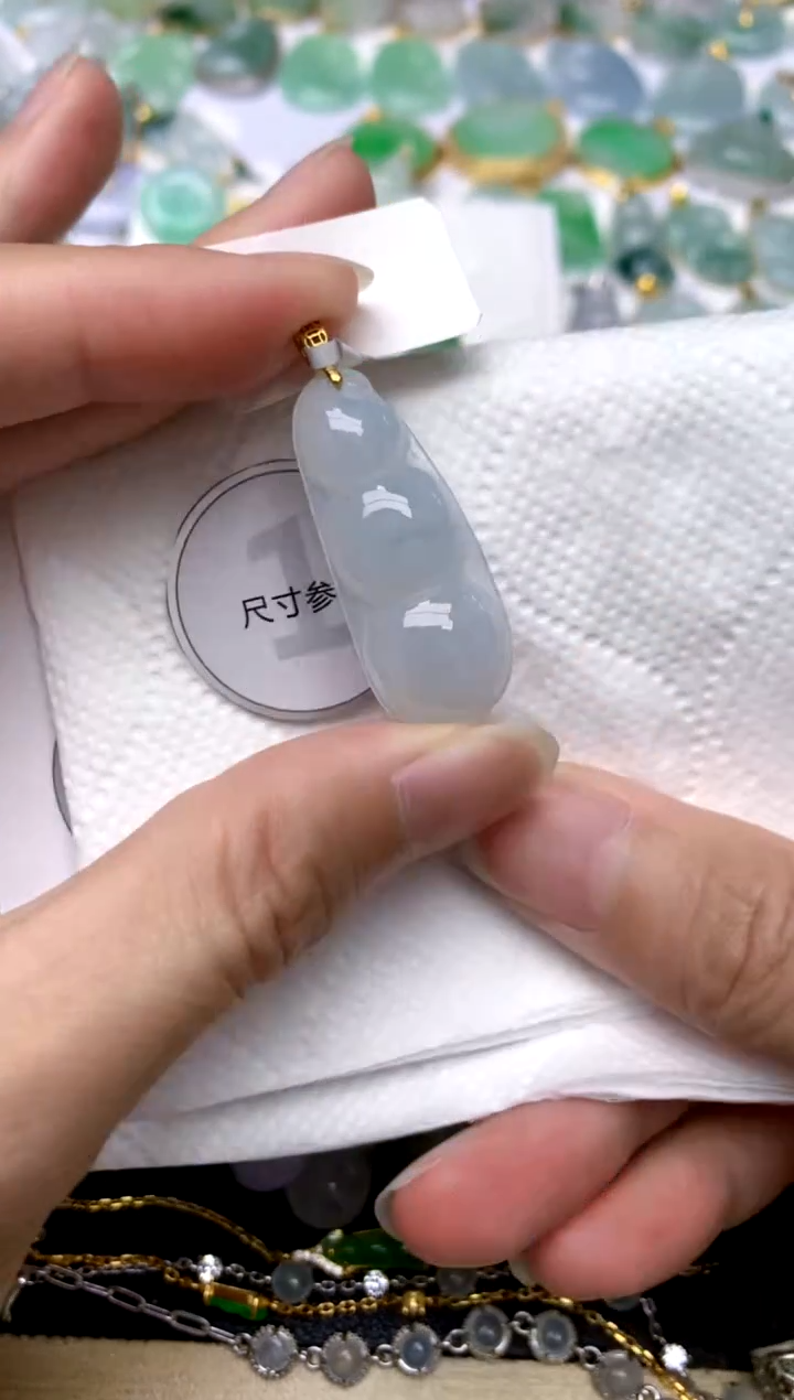 颈饰18K金镶嵌翡翠天然A货翡翠