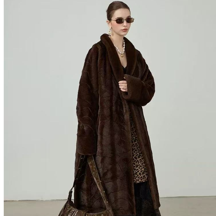 深棕菱纹复古皮草        