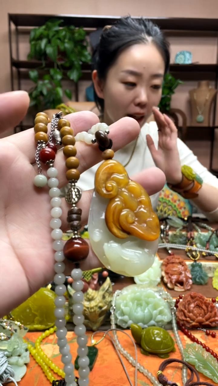 未镶嵌岫玉颈饰·