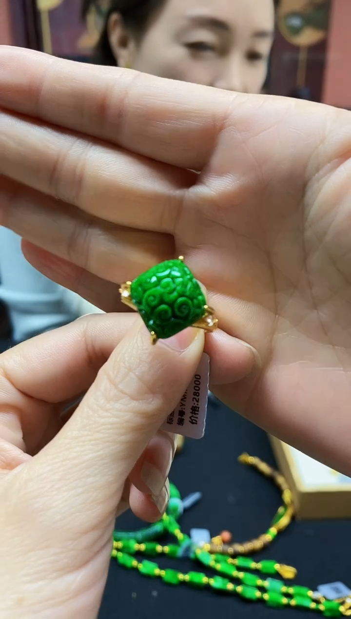 颈饰未镶嵌翡翠戒指82