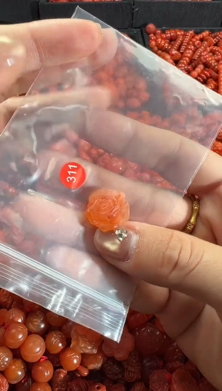 【闪购商品】南红玛瑙未镶嵌颈饰1