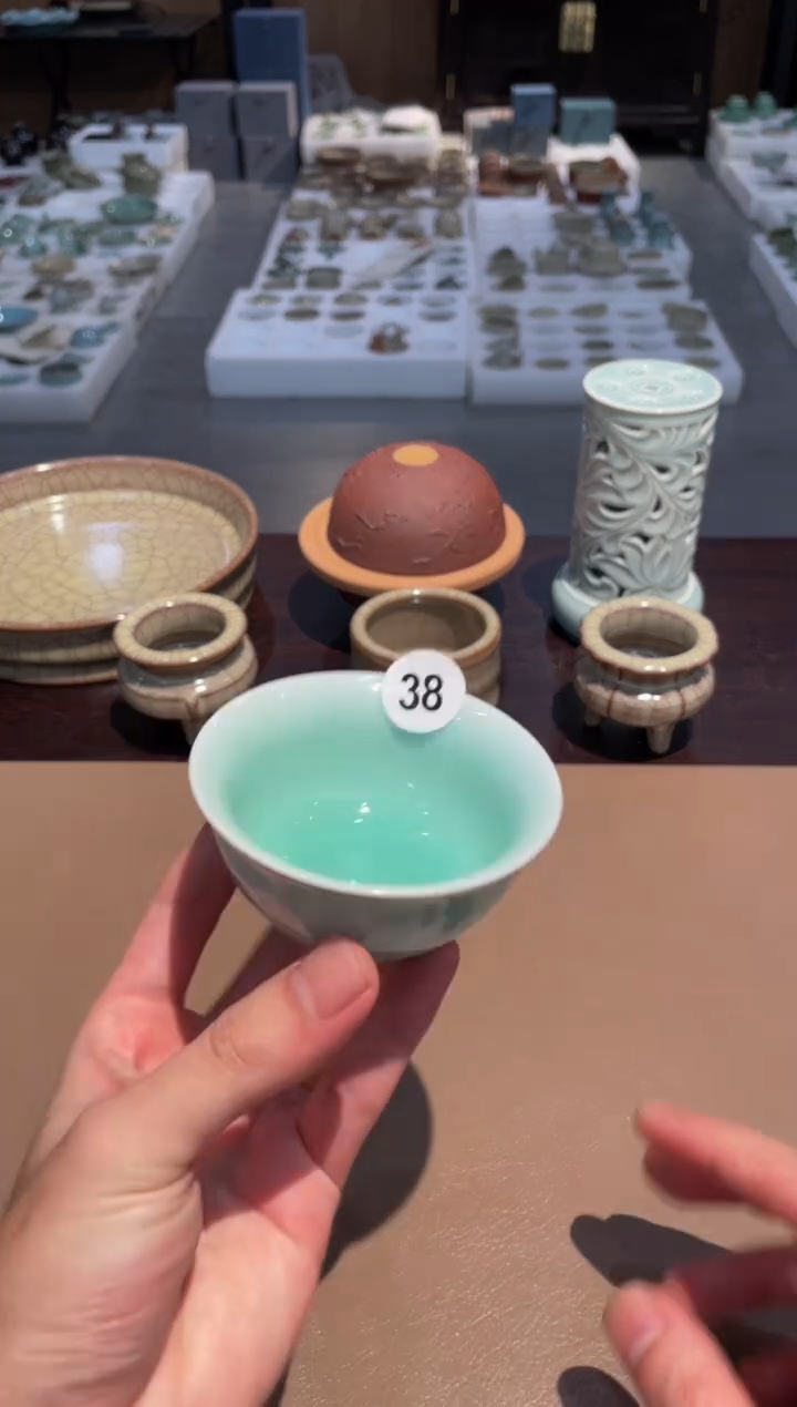 38窑承龙泉青瓷莲瓣品茗杯