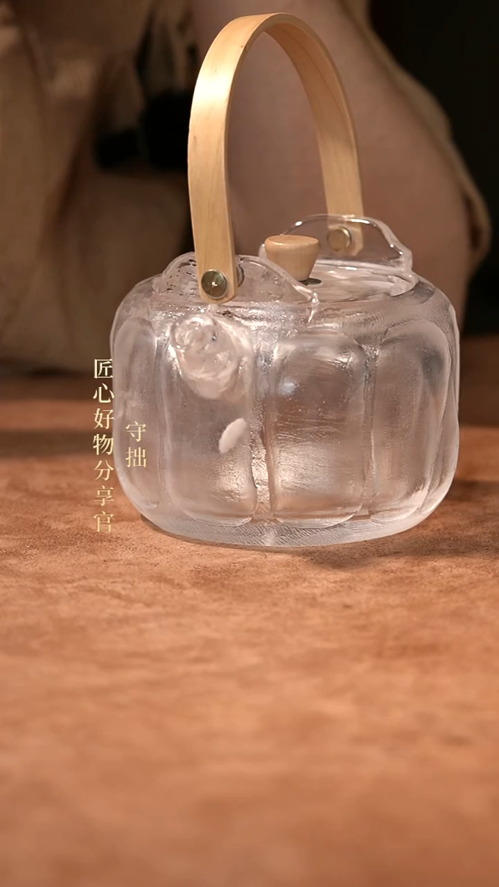 水晶提梁壶           
