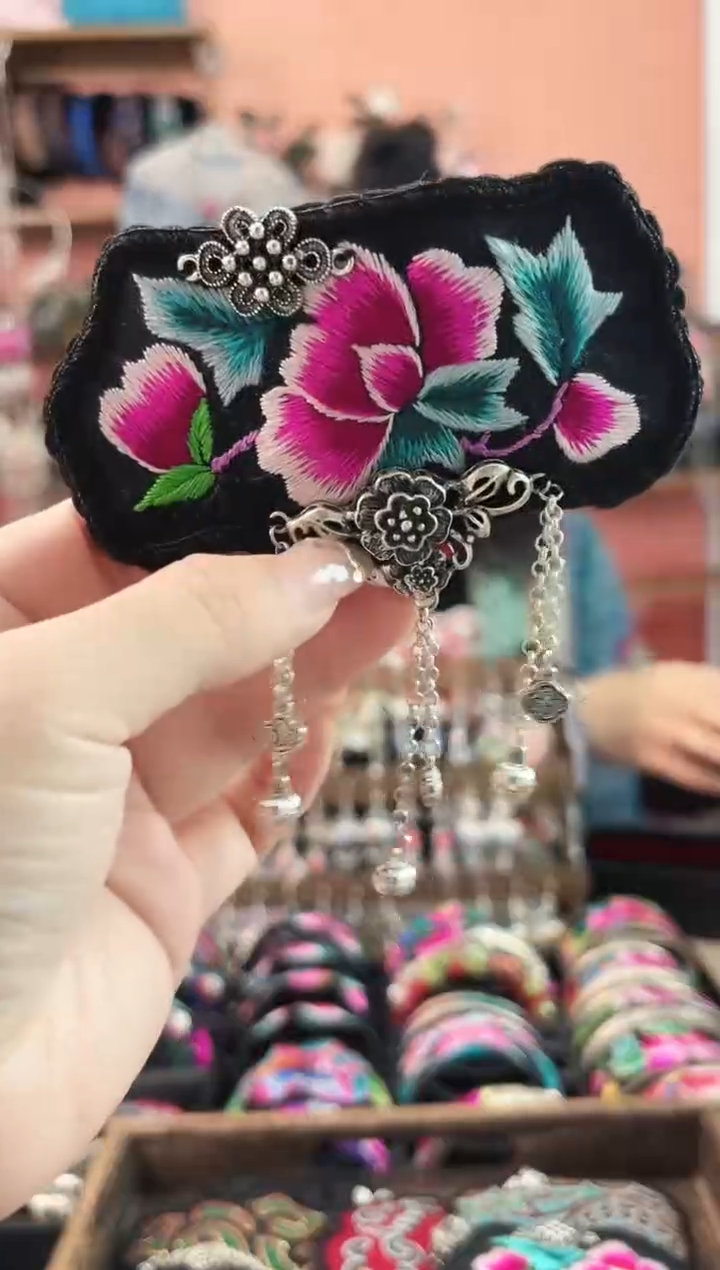 织绣彩云南阁老绣饰品29