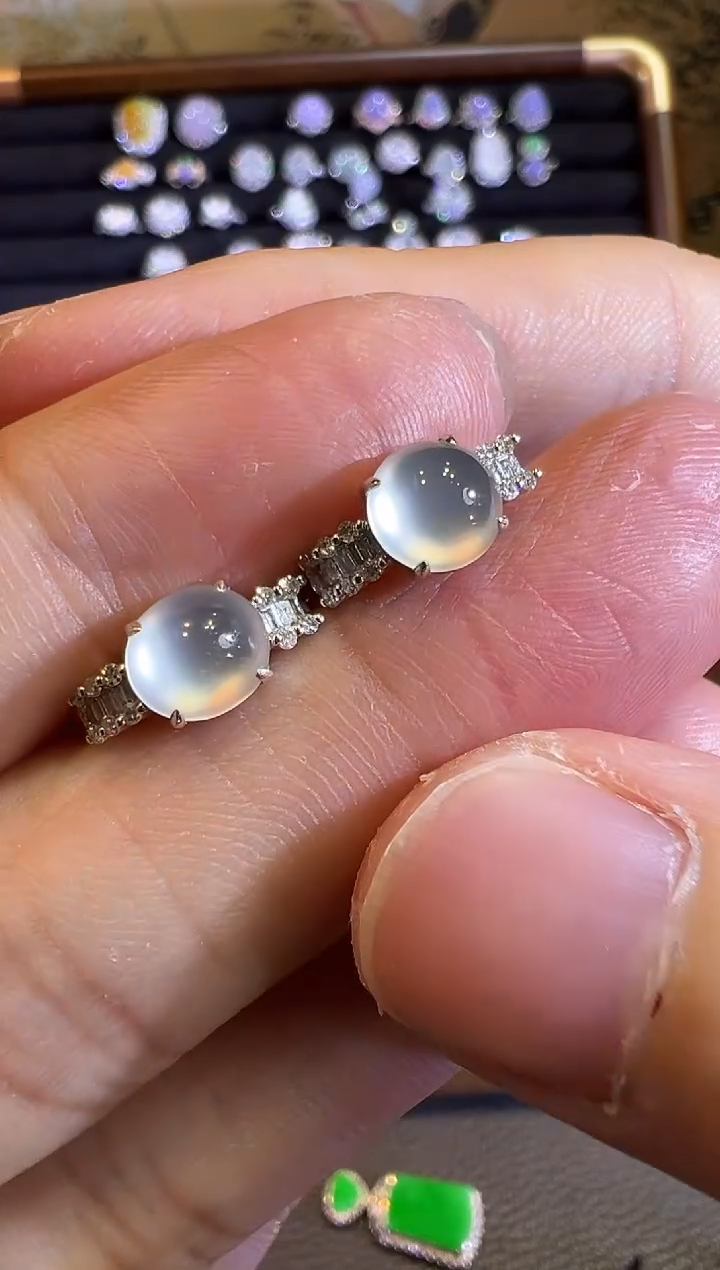 【闪购商品】翡翠耳饰18K金镶嵌玻璃种起光蛋面耳包