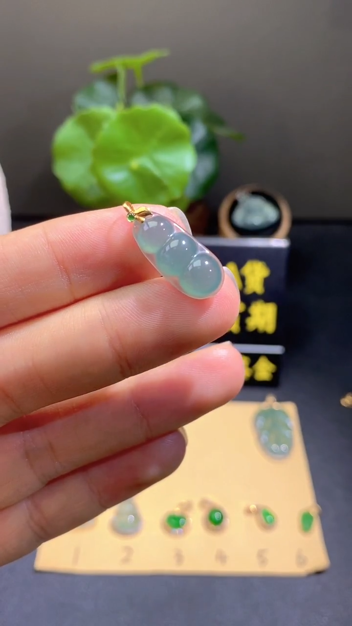 颈饰18K金镶嵌翡翠翡翠A货