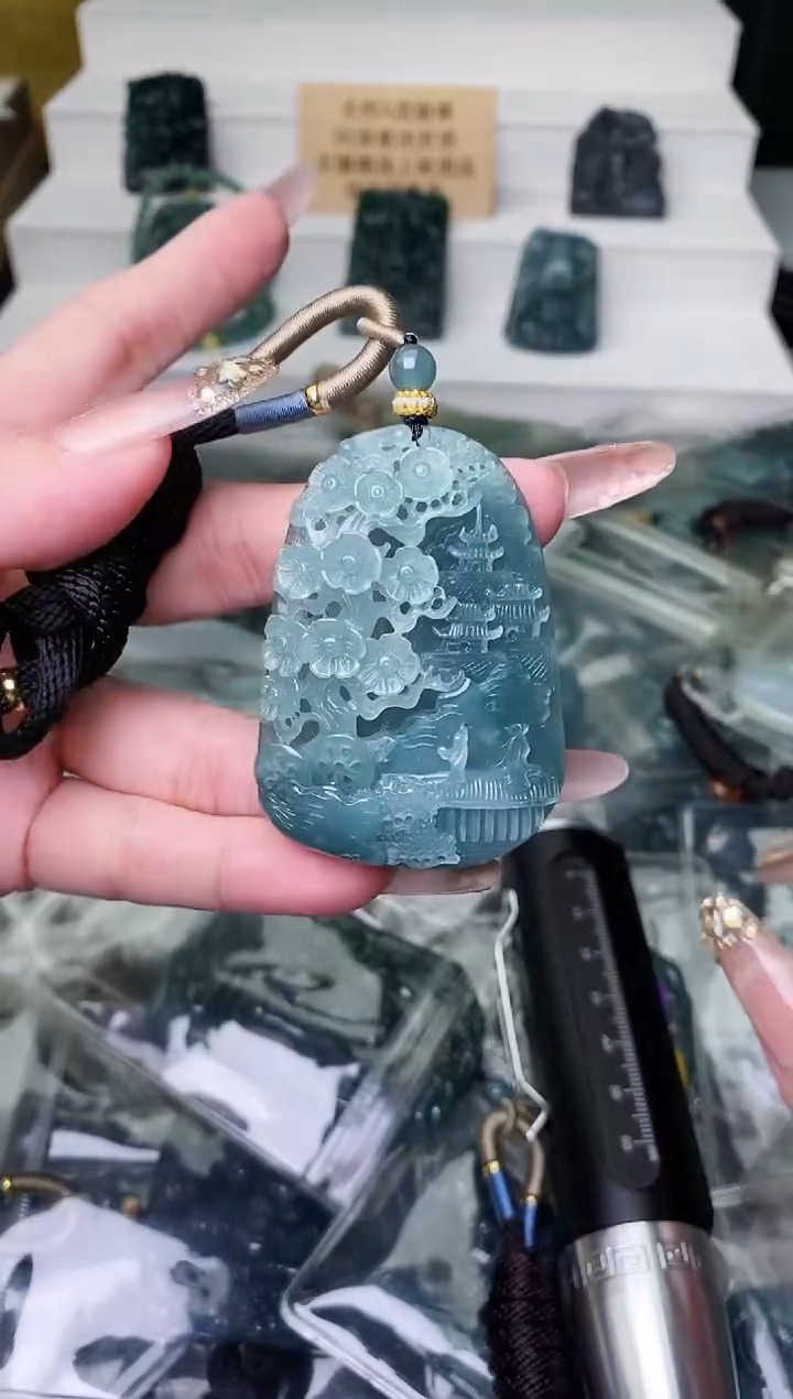 颈饰未镶嵌翡翠 