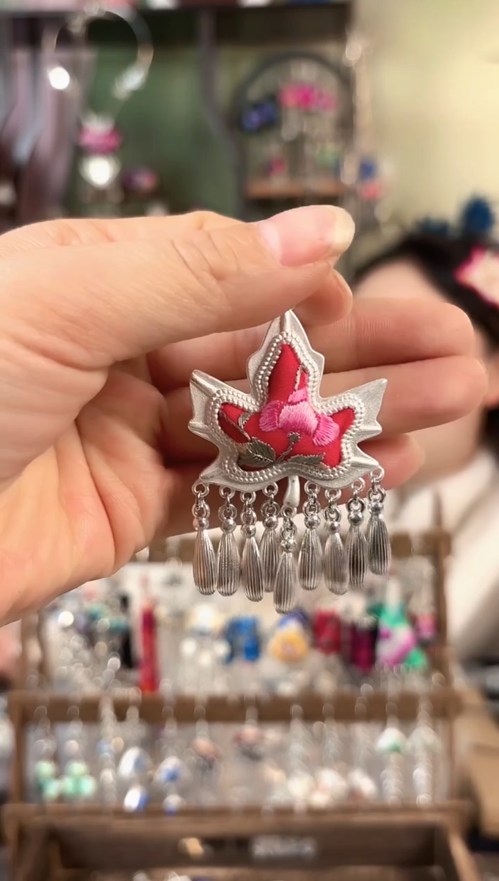 彩云南阁非遗老绣苗银饰品726