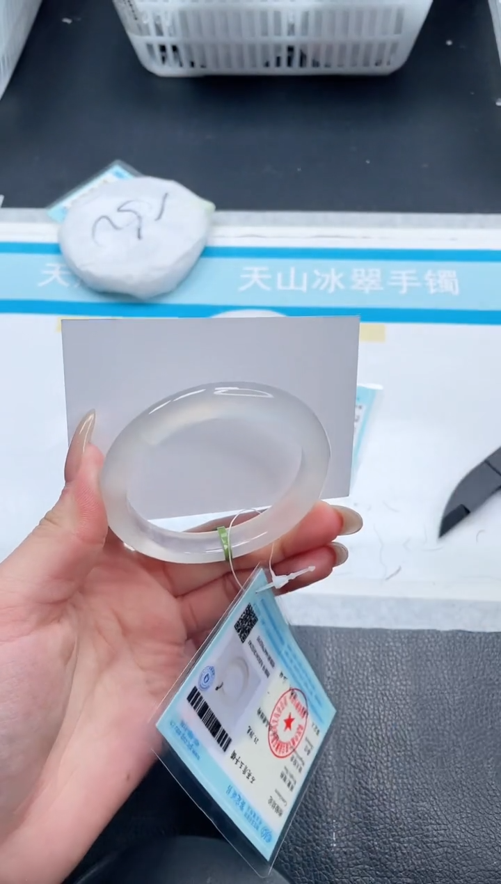 【闪购商品】石英质玉手镯未镶嵌6V368-52