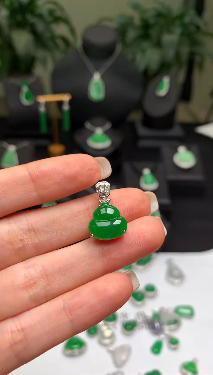 颈饰18K金镶嵌翡翠葫芦