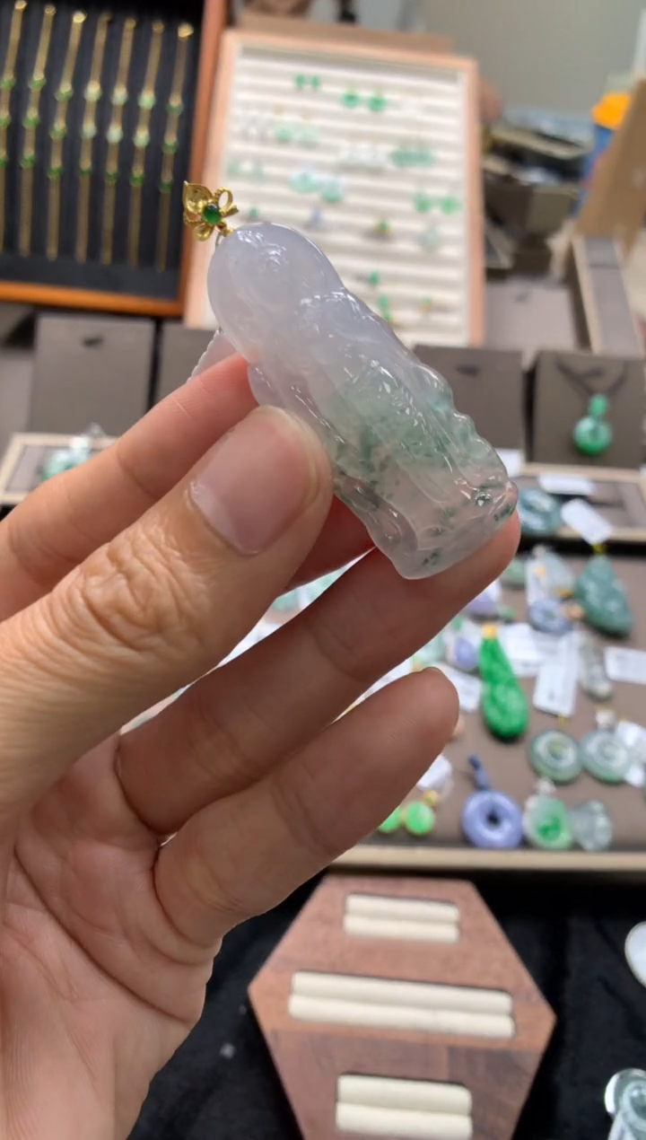 颈饰18K金镶嵌翡翠观音