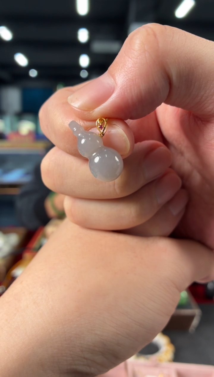 颈饰18K金镶嵌和田玉吊坠