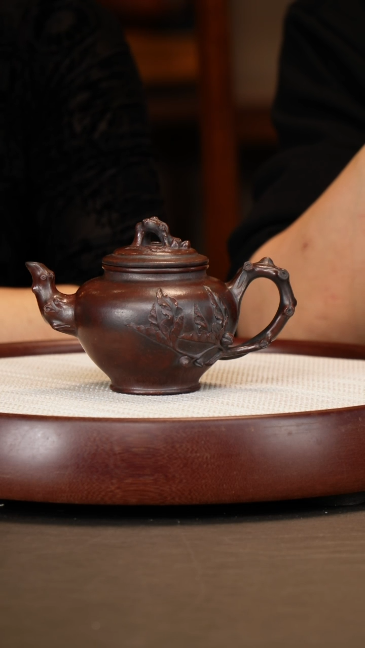 【闪购商品】紫砂茶壶【陈俊】古乌泥桃报春